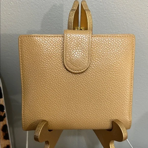 CHANEL Beige Leather Wallet - Picture 4 of 10